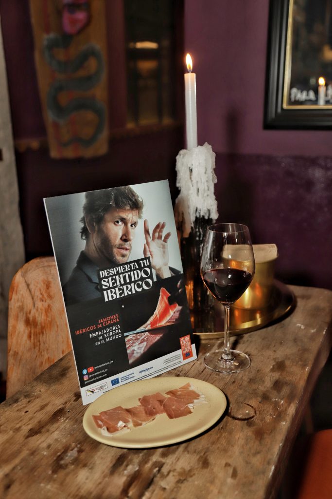 Disfruta del mejor jamón ibérico y una copa de vino con esta ruta