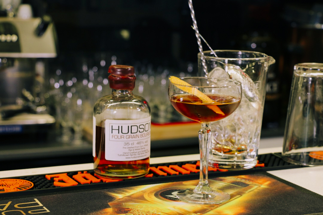 Así se hace el Manhattan más clásico: la tradición neoyorquina en una copa