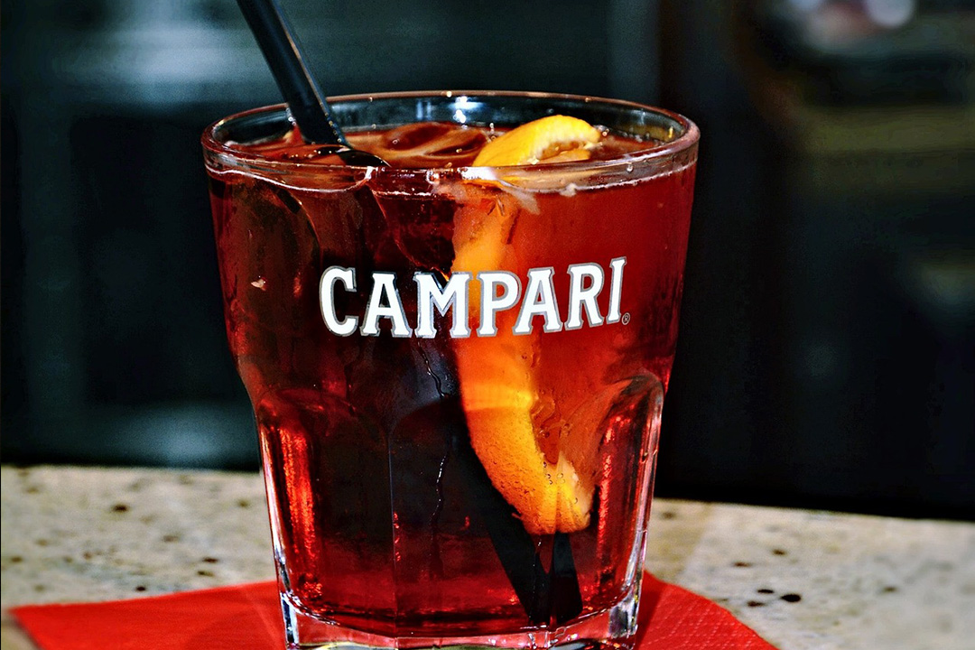 Así se hace el Negroni más sofisticado: amargo, bonito y simplemente irresistible