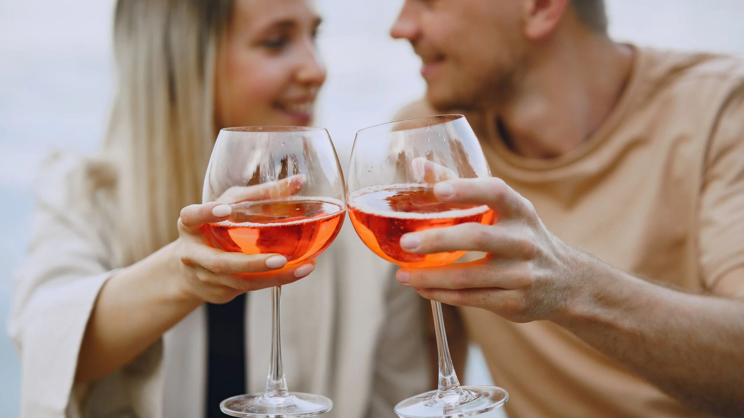 3 vinos rosados para disfrutar en una cita romántica 3 vinos rosados para disfrutar en una cita romántica