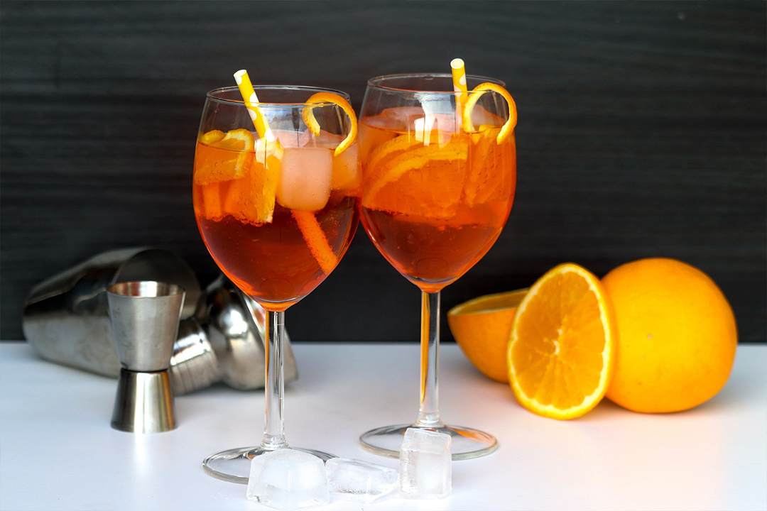 Cómo se hace el Aperol Spritz más refrescante, el aperitivo italiano que nunca pasa de moda