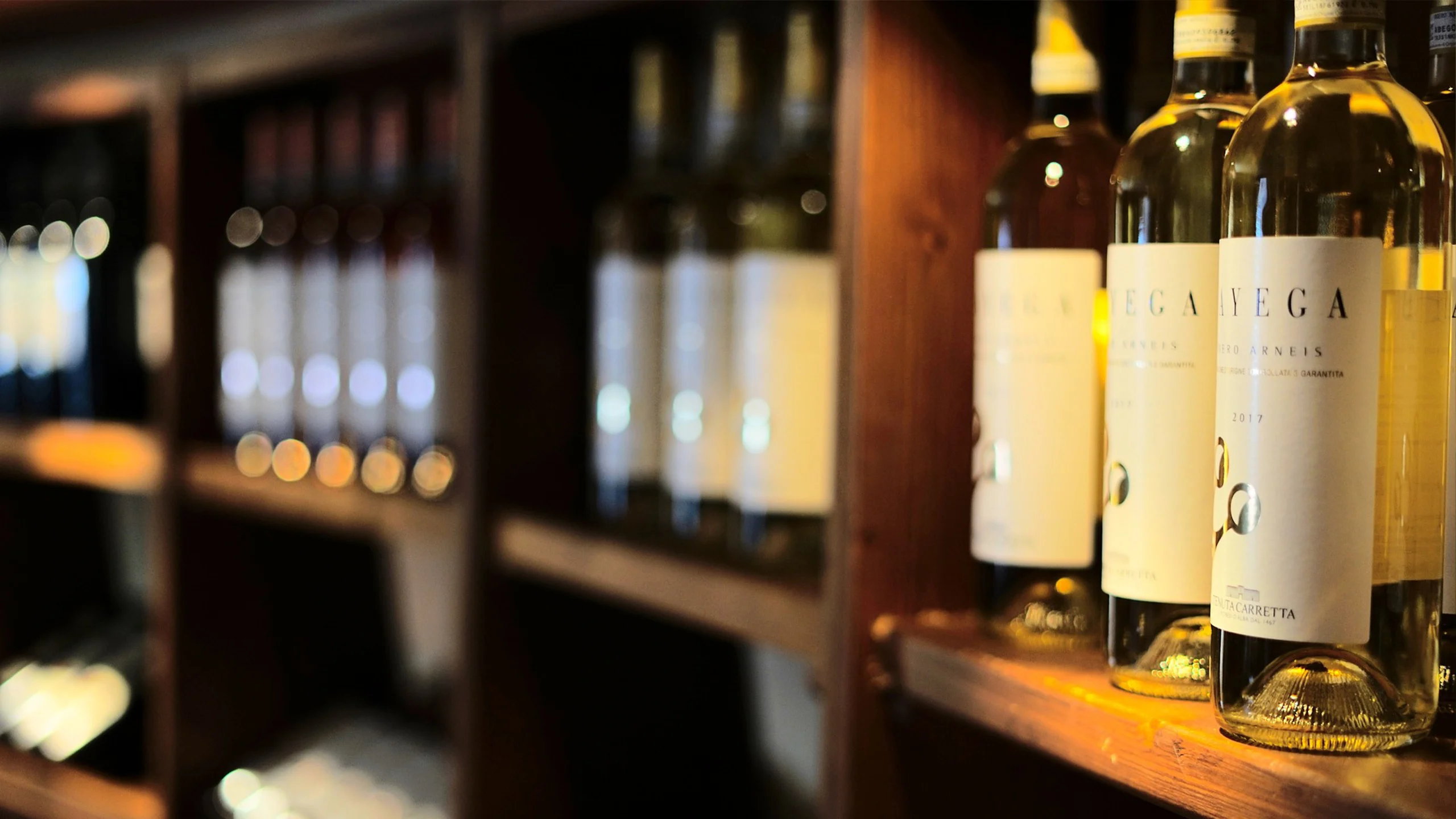 Cómo escoger un buen vino para sorprender a tus invitados: 5 tips esenciales