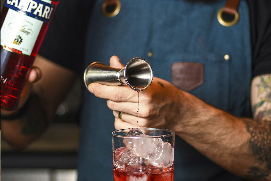 Así se hace el Negroni más sofisticado: amargo, bonito y simplemente irresistible