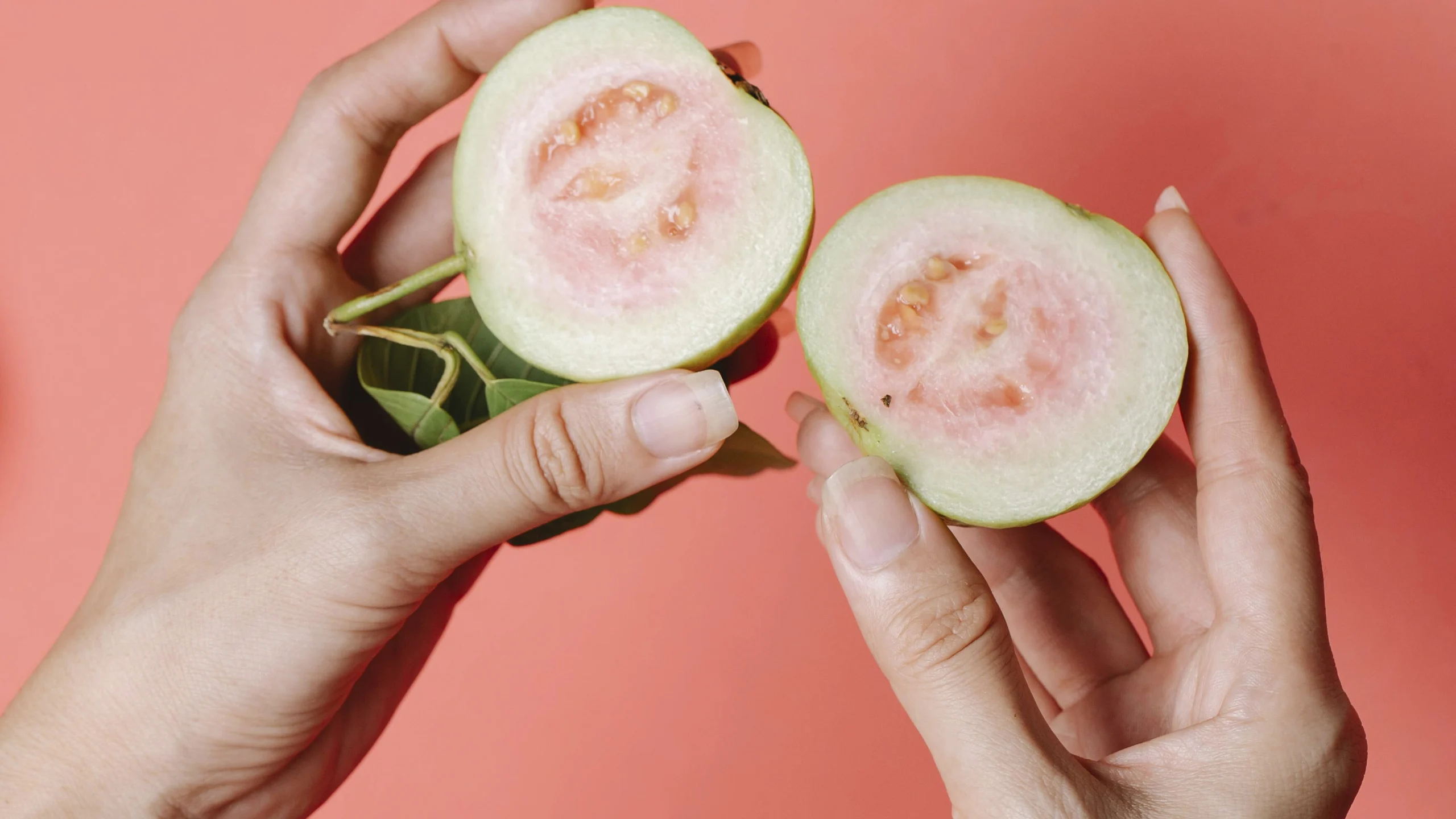4 beneficios de la guayaba que desconocías y por los que no deberías dejar de consumirla en invierno