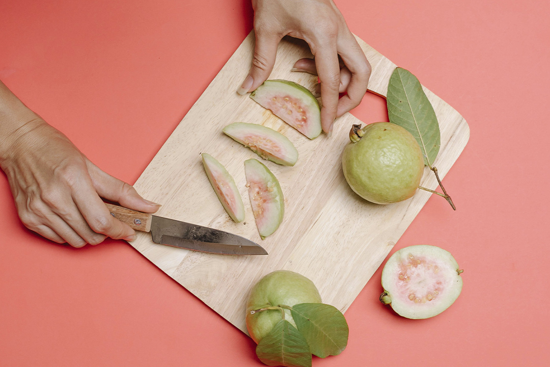 4 beneficios de la guayaba que desconocías y por los que no deberías dejar de consumirla en invierno