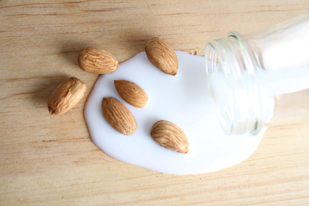 Leche de vaca o leche de almendras? Cuál es mejor para la salud