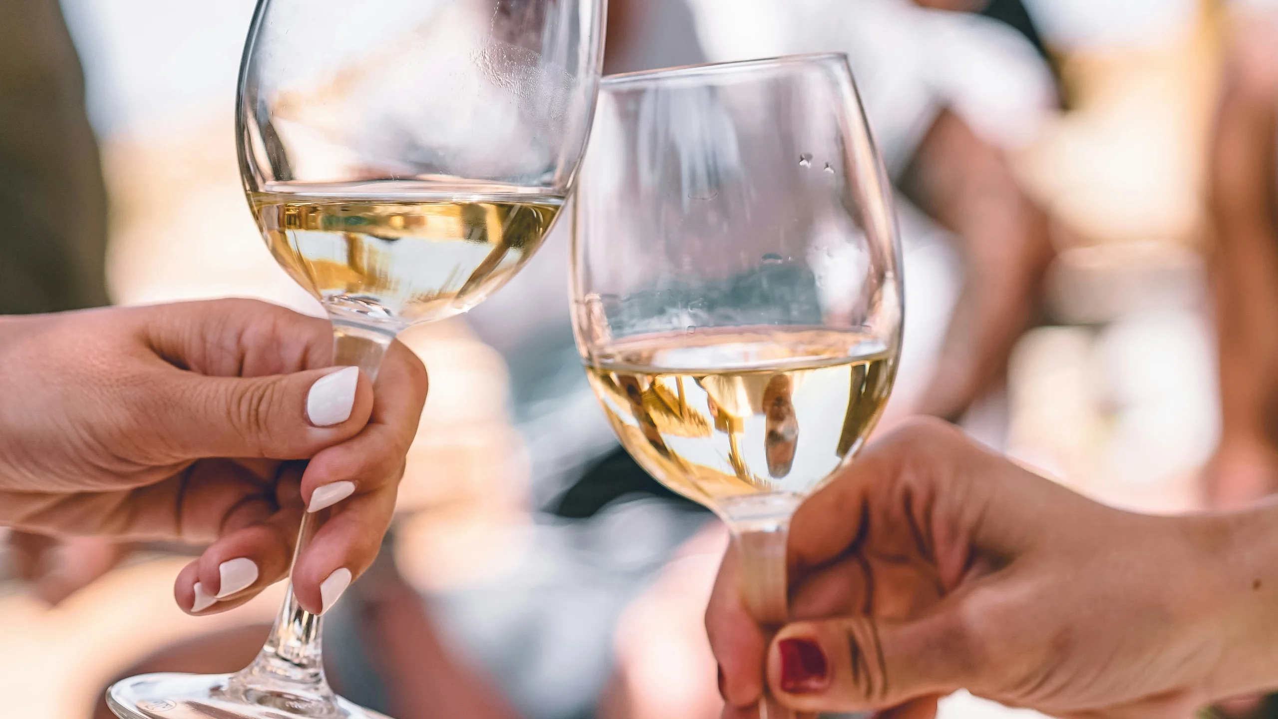10 vinos blancos secos lo suficientemente buenos para beber y cocinar