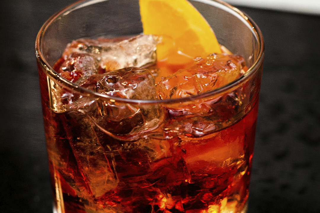 Así se hace el Negroni más sofisticado: amargo, bonito y simplemente irresistible