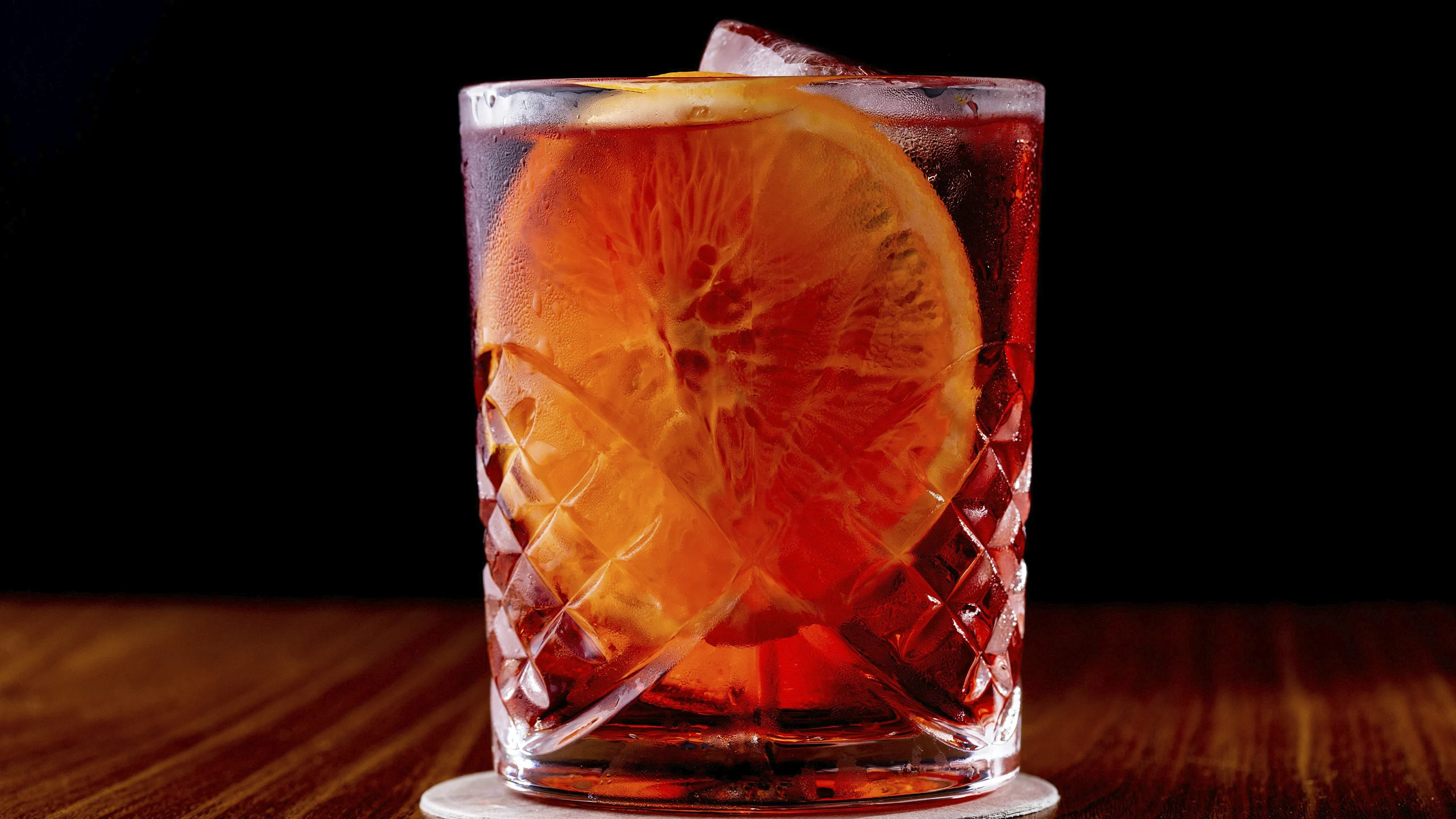 Así se hace el Negroni más sofisticado: amargo, bonito y simplemente irresistible