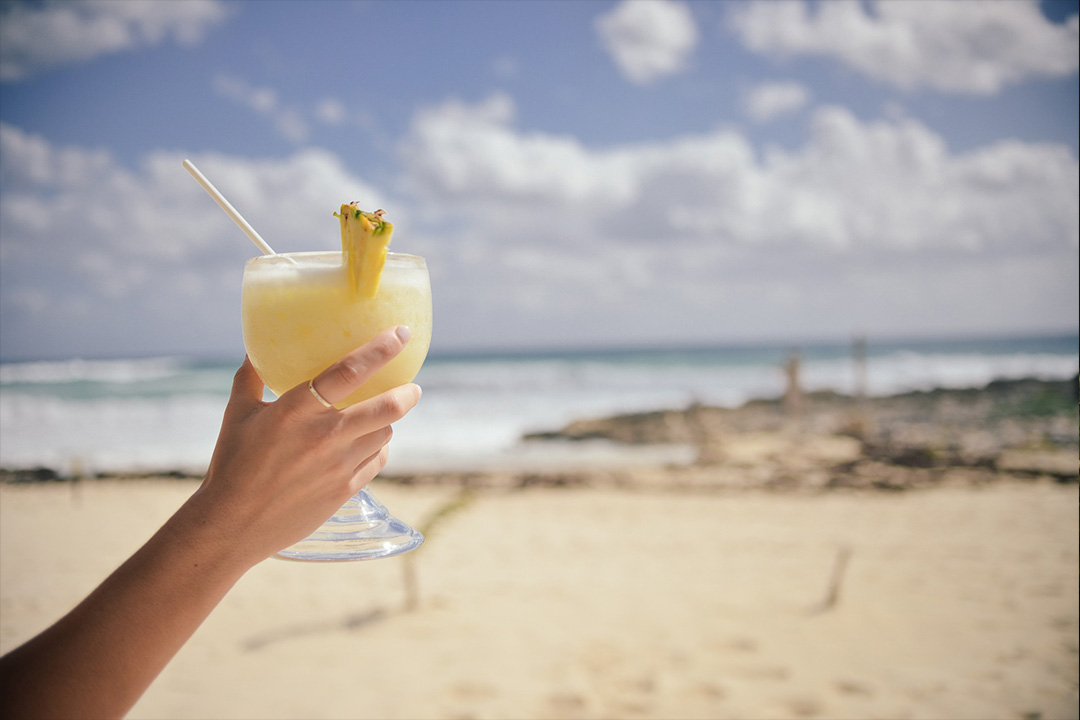 Así se hace la Piña Colada más tropical: el paraíso embotellado, paso a paso