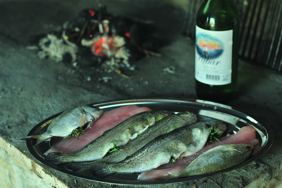 No le digas adiós al vino tinto en Semana Santa y descubre 3 etiquetas para son ideales para acompañar pescado 