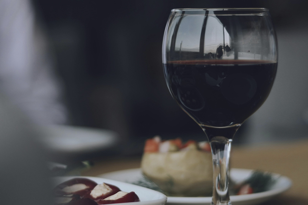 No le digas adiós al vino tinto en Semana Santa y descubre 3 etiquetas para son ideales para acompañar pescado 