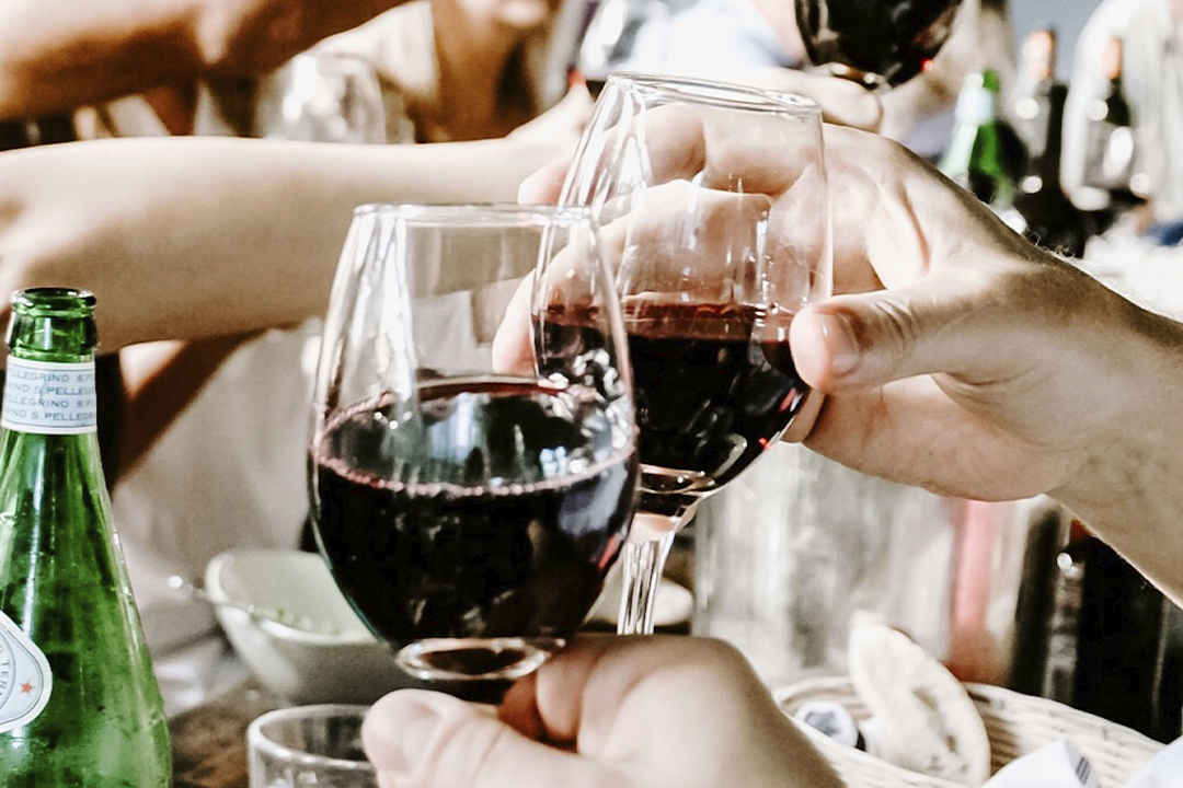 No le digas adiós al vino tinto en Semana Santa y descubre 3 etiquetas para son ideales para acompañar pescado 
