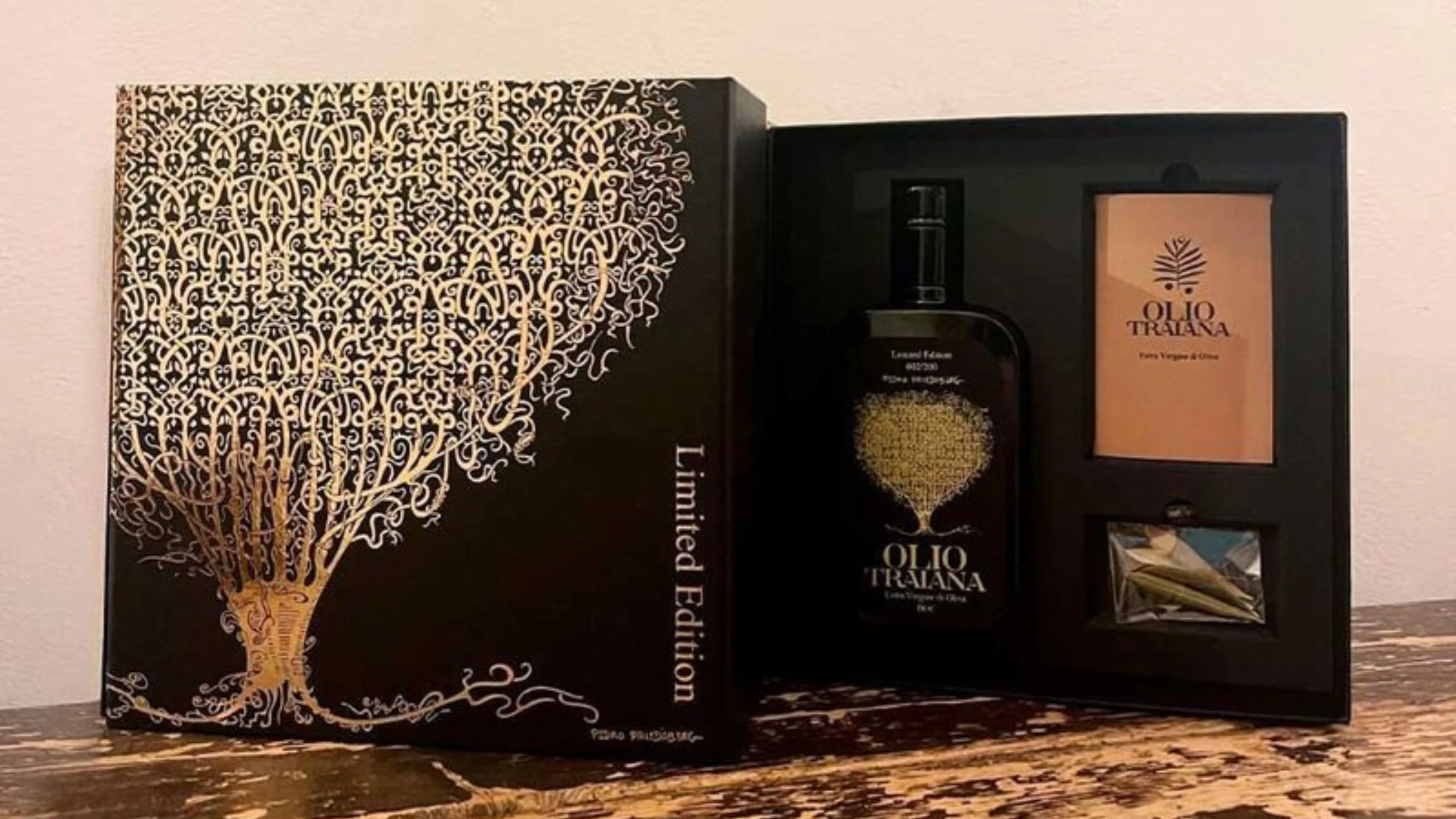 Pedro Friedeberg diseña la imagen del aceite de oliva vírgen Olio Traiana
