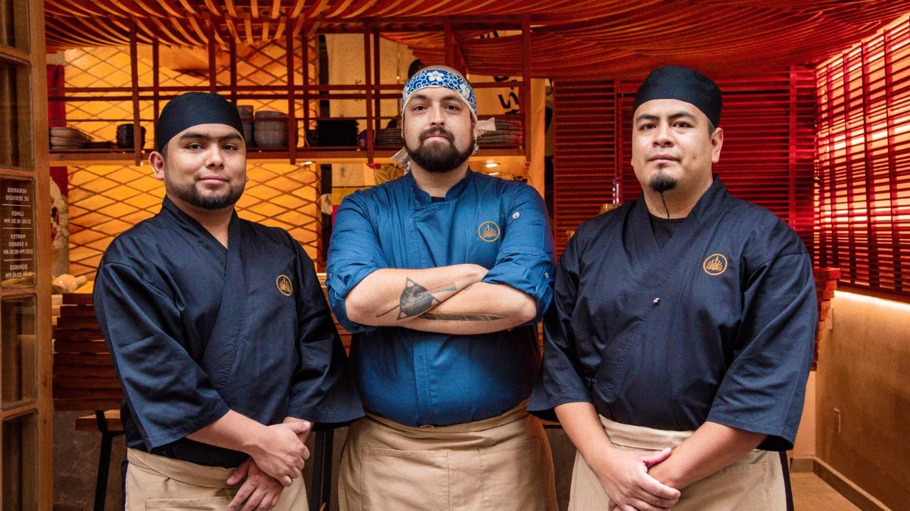 Chef Ernesto Gámiz, al centro, es el responsable de la barra fría de Deigo Sushi