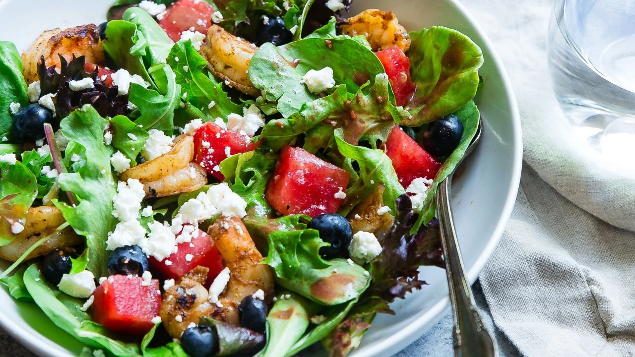 Ensalada de espinacas, toronja y aguacate con vinagreta de sésamo