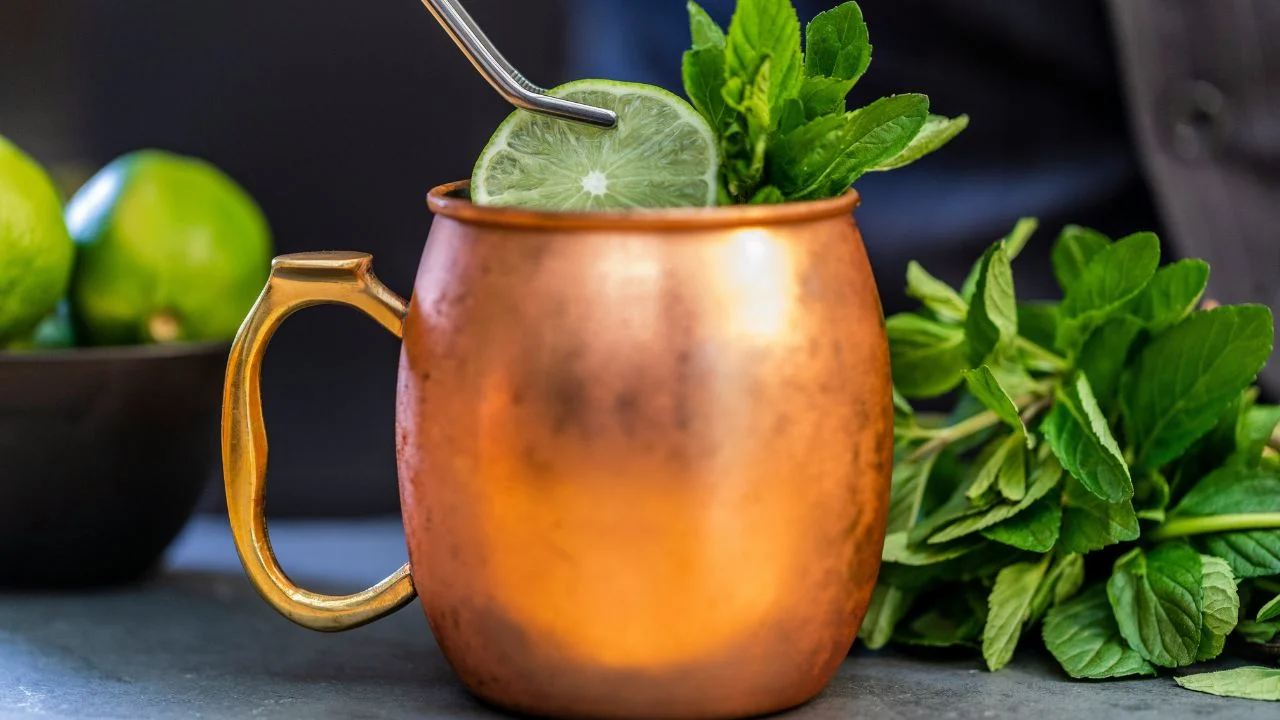 ¿Quién inventó el Moscow Mule y por qué se sirve en vaso de cobre?