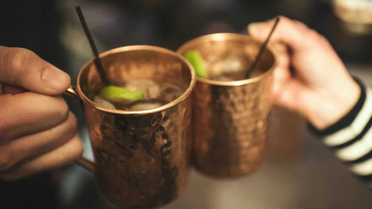 ¿Quién inventó el Moscow Mule y por qué se sirve en vaso de cobre?
