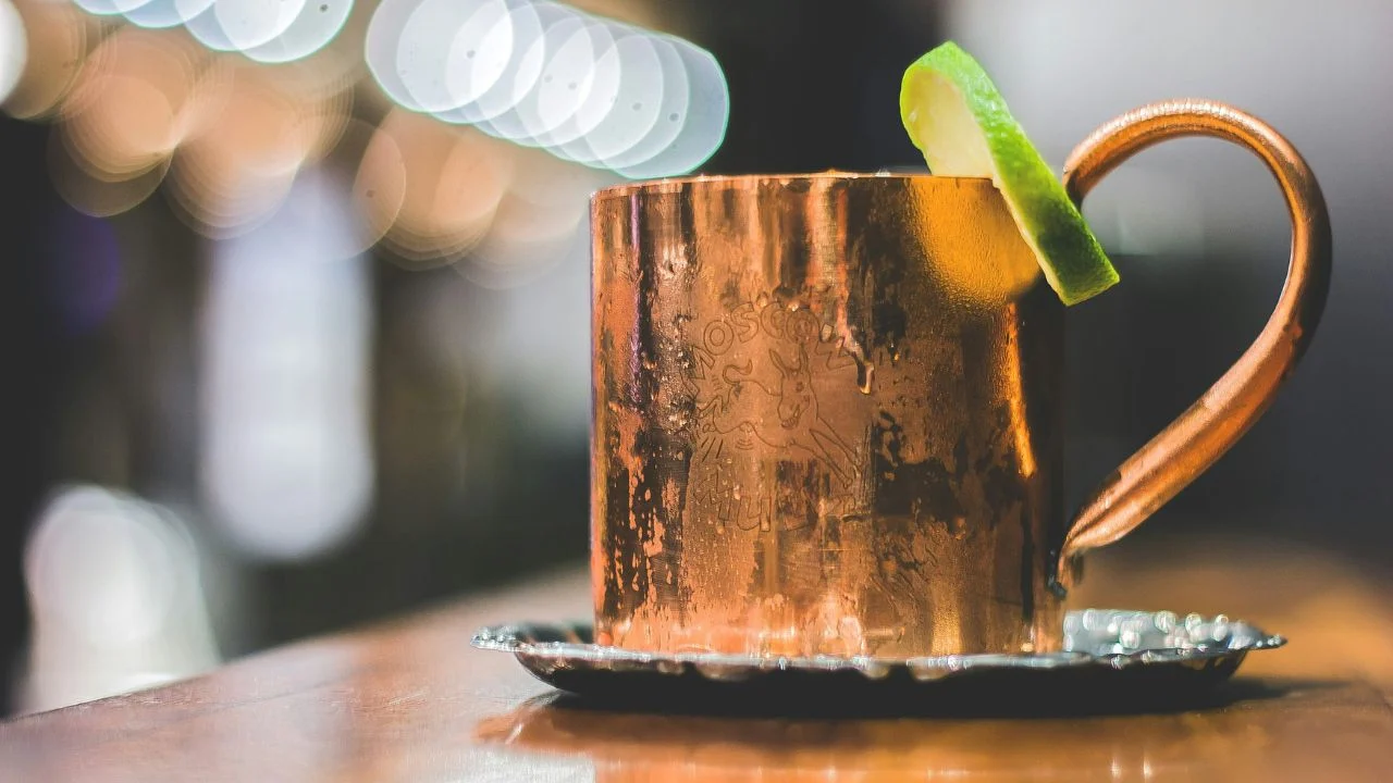 ¿Quién inventó el Moscow Mule y por qué se sirve en vaso de cobre?