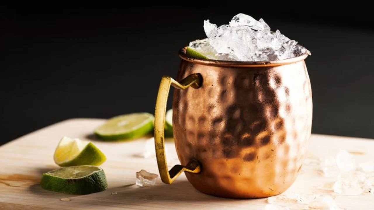 ¿Quién inventó el Moscow Mule y por qué se sirve en vaso de cobre?