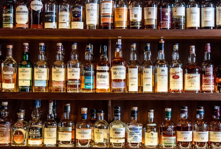 ¿Es seguro beber los sedimentos? Esto debes hacer si algo flota en tu botella de licor