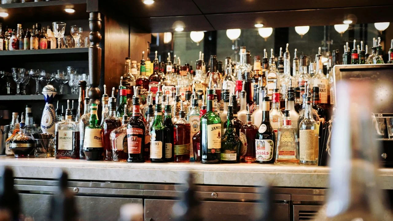 ¿Es seguro beber los sedimentos? Esto debes hacer si algo flota en tu botella de licor