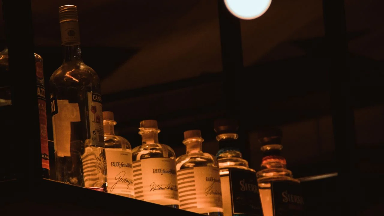 ¿Es seguro beber los sedimentos? Esto debes hacer si algo flota en tu botella de licor