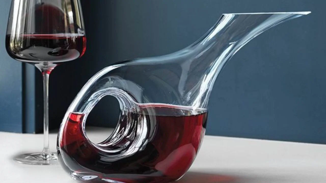 Cómo saber si necesitas decantar tu vino