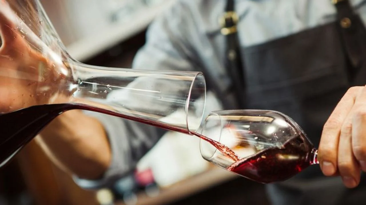 Cómo saber si necesitas decantar tu vino