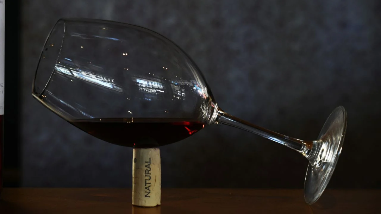 Cómo saber si necesitas decantar tu vino