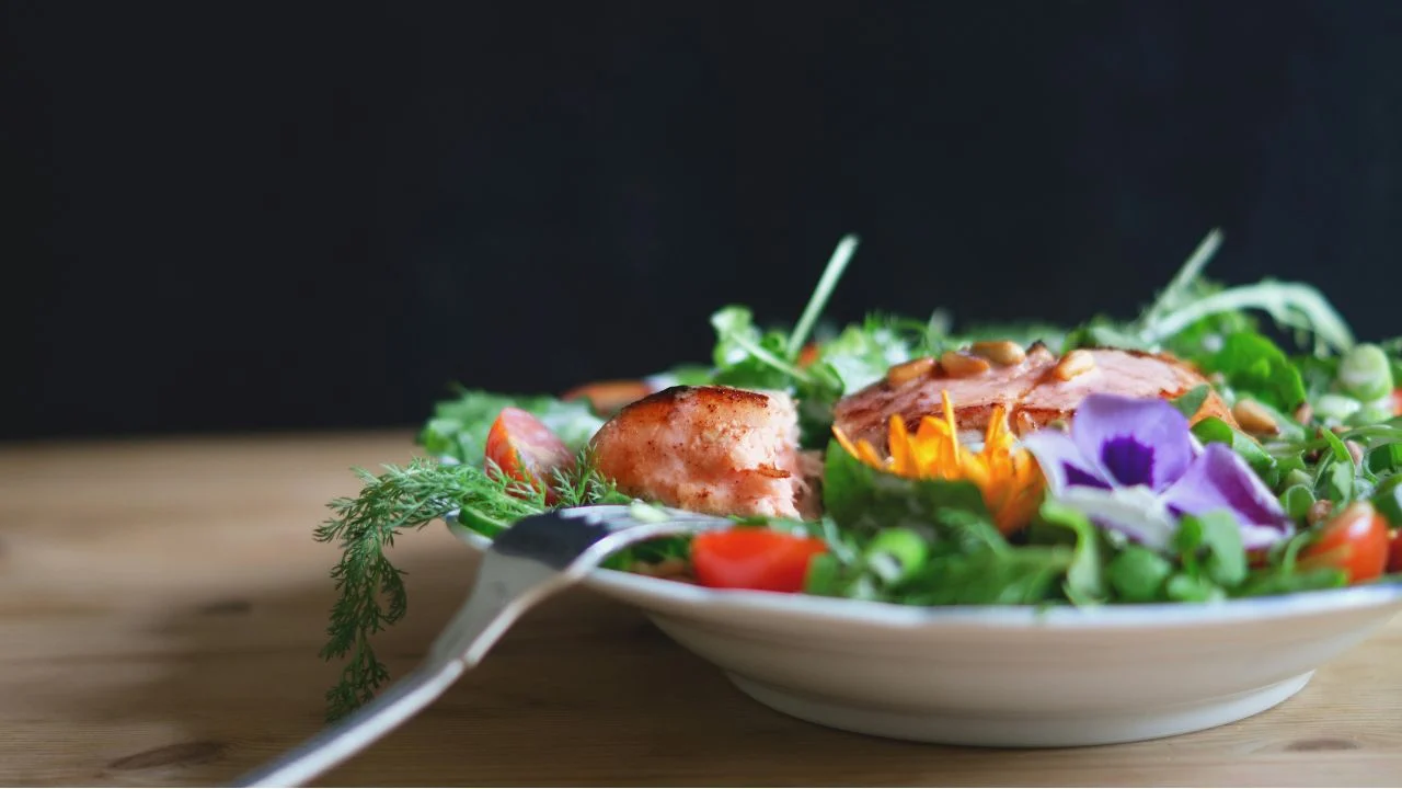 Ensalada Cobb de salmón con sabor a verano