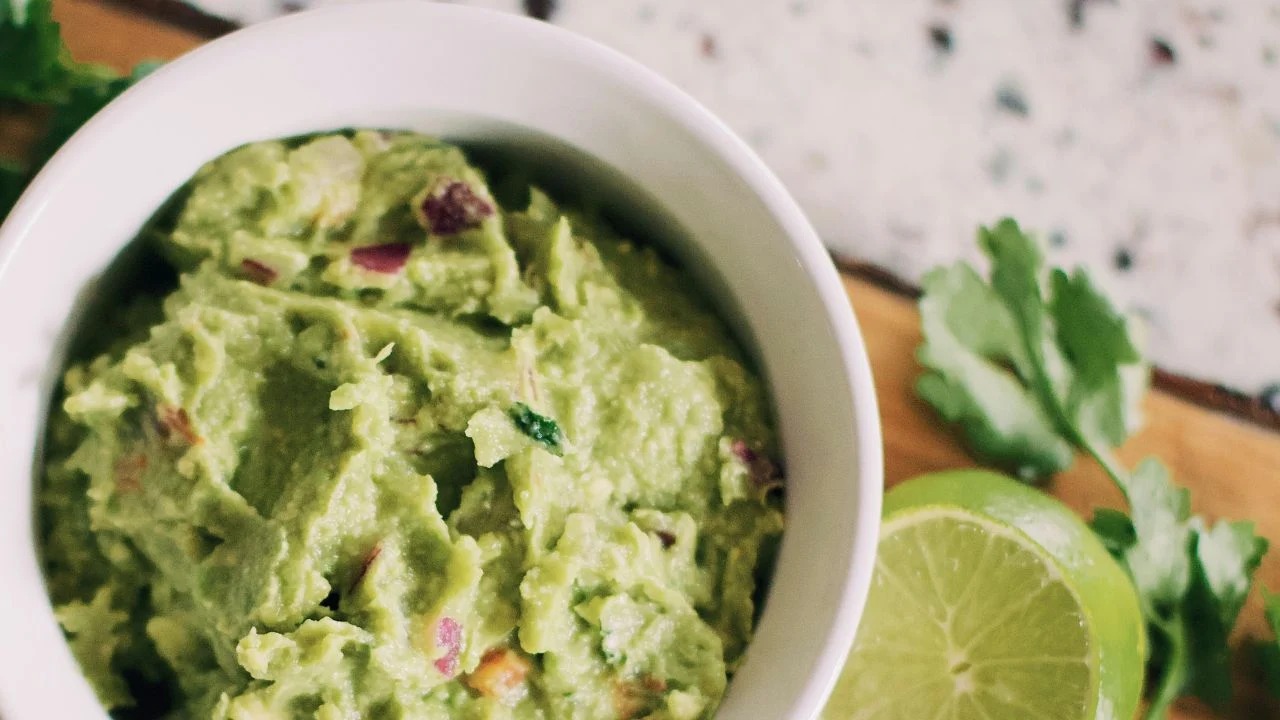 Receta de dip de aguacate que no debe faltar en casa