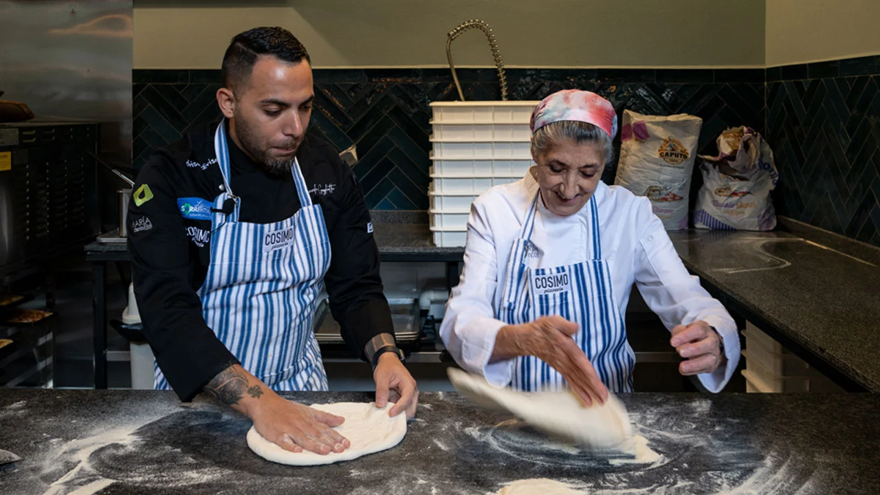 El pizzaiolo Daniele Gagliotta y la nonna María | Foto: Cortesía Cosimo Pizzería