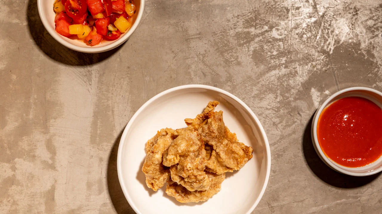 Pollo frito con ensalada de sandía en el restaurante Jowong
