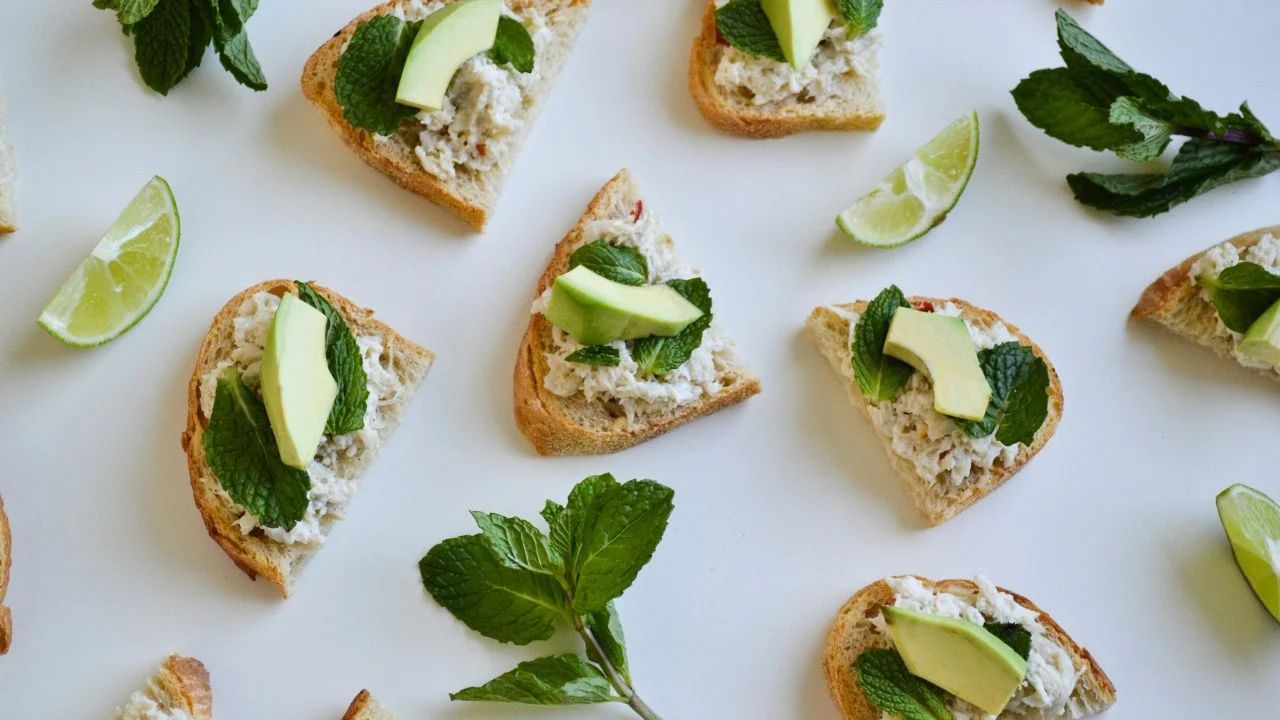 Tostadas de cangrejo con espárragos