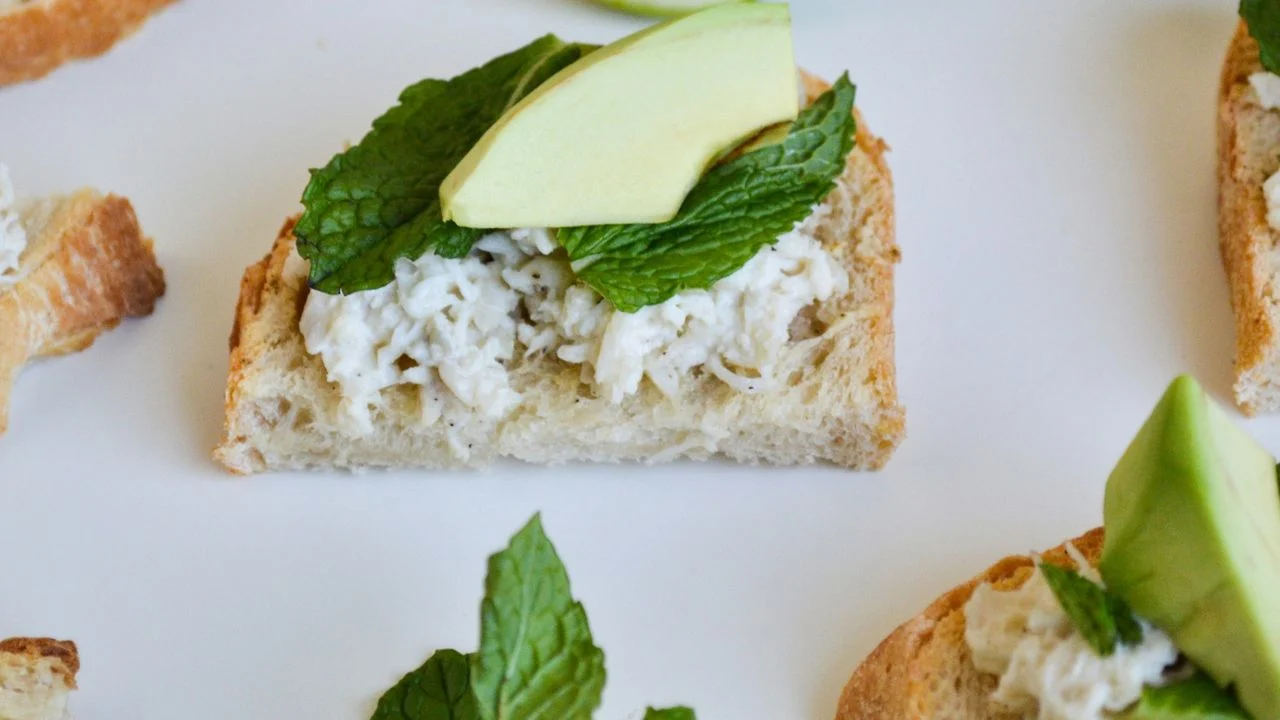 Tostadas de cangrejo con espárragos