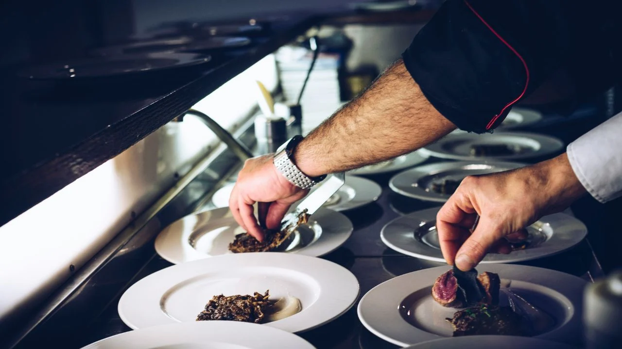 Chefs utilizan hongo para crear nuevos platos a partir de residuos alimentarios