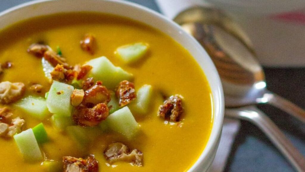Para el antojo otoñal, una sopa de calabaza y manzana