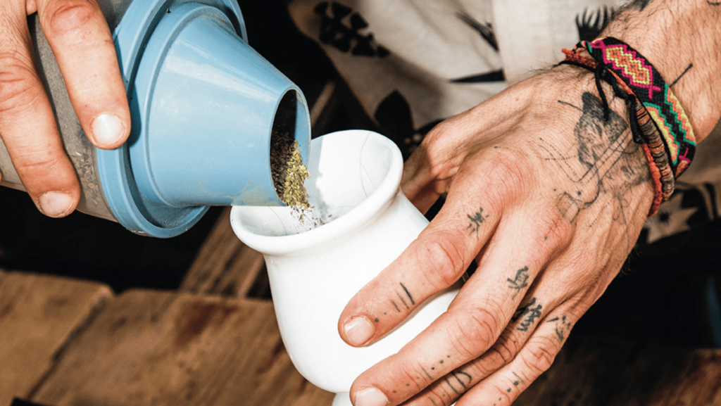 El mate y el arte de compartir: La infusión emblemática de Sudamérica.