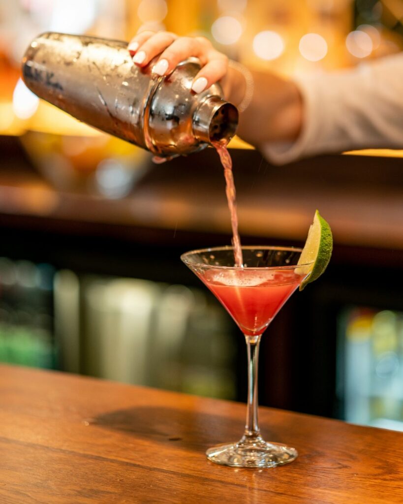 5 maneras en las que tu bartender favorito es como un superhéroe