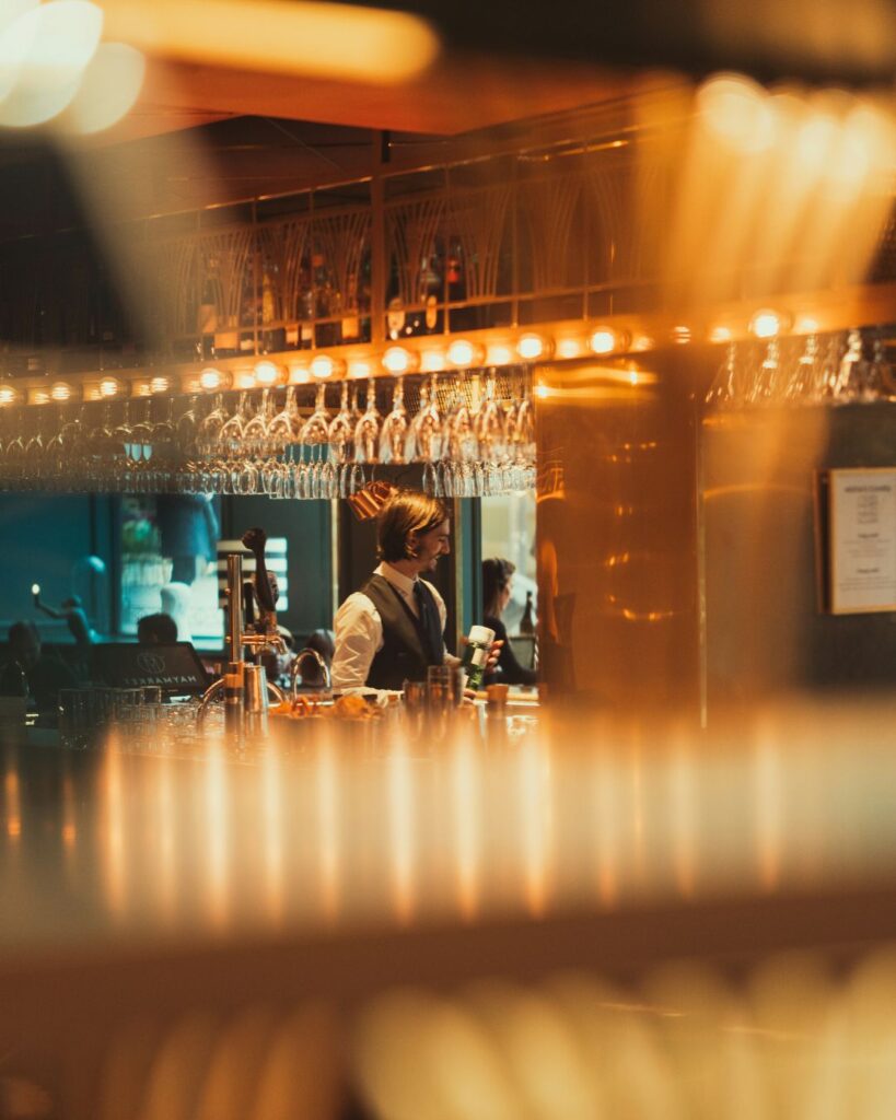 5 maneras en las que tu bartender favorito es como un superhéroe