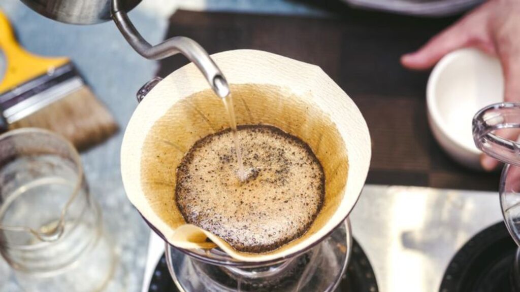 Prepara una taza de café perfecta con el método de vertido