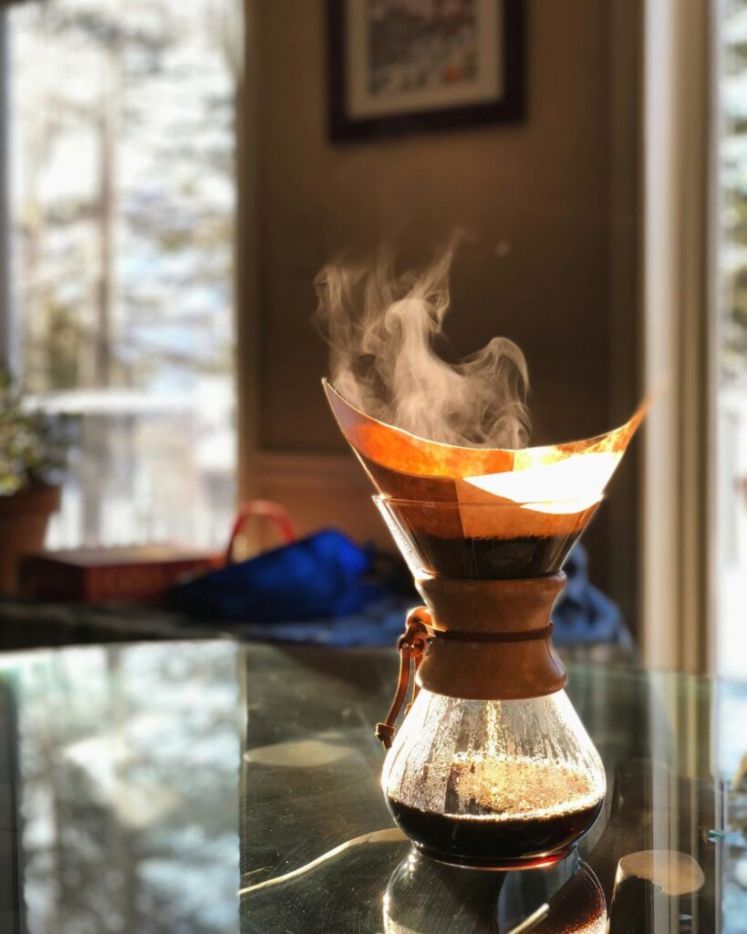 Prepara una taza de café perfecta con el método de vertido