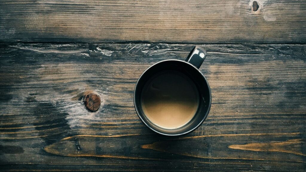 Prepara una taza de café perfecta con el método de vertido