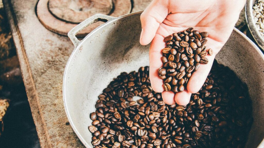 Prepara una taza de café perfecta con el método de vertido