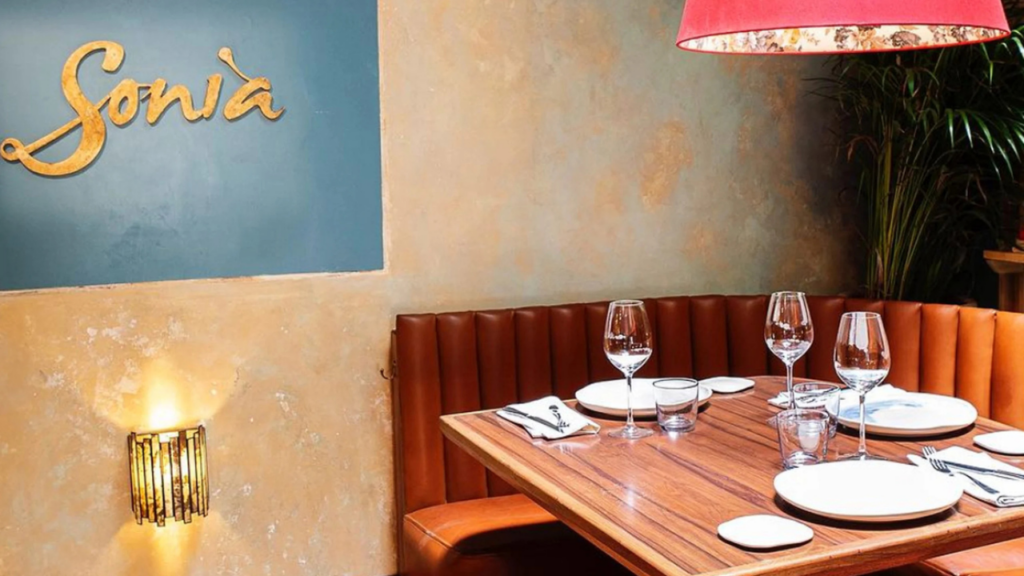 Sonia pone la mesa para el vino mexicano