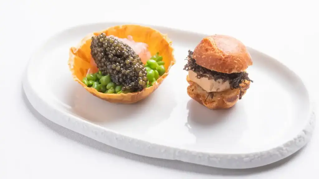 Tartaleta de caviar y guisantes lágrima y brioche de foie gras con trufa negra