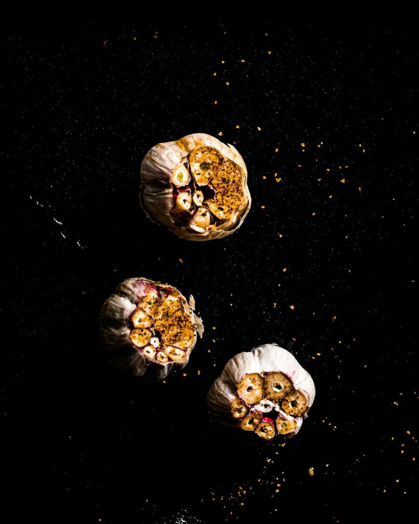 Cómo asar ajo en el horno, la freidora de aire o el microondas
