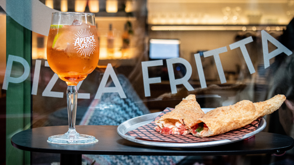 Rita Pizza Frita: un homenaje dorado a la tradición napolitana