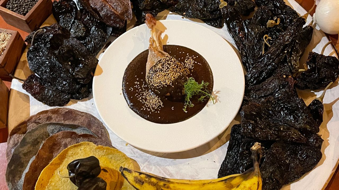Aprende a preparar el mole de fiesta de la chef Olga Cabrera